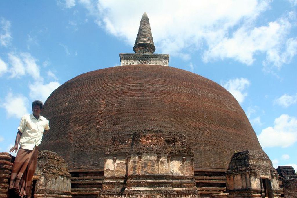 Oude boeddhistische stupa in Sri Lanka, een hoogtepunt van de groepsrondreis Sri Lanka Hoogtepunten.