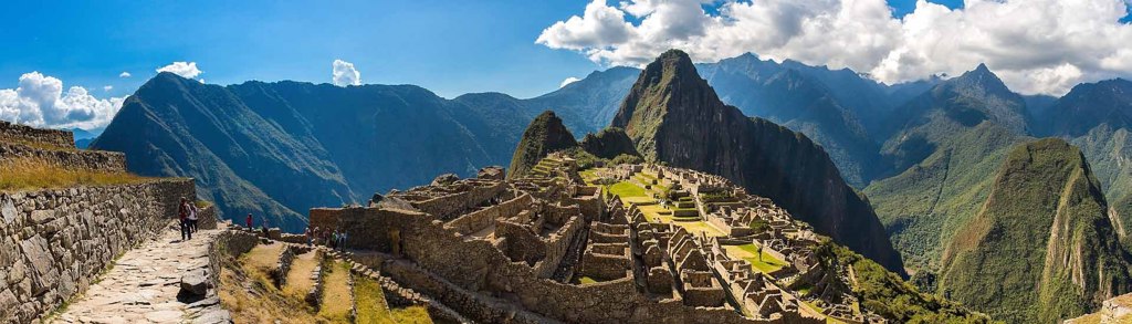Machu Picchu in de Peruaanse Andes, hoog in de bergen tijdens een familiereis Peru.