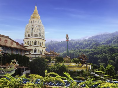 Kek Lok Si-tempel in Penang met pagode en groene heuvels op de achtergrond.