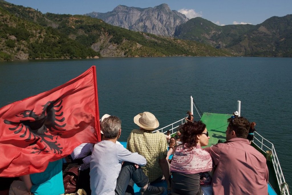 Welkomstbord voor groepsrondreis Albanië, Kosovo en Noord-Macedonië.