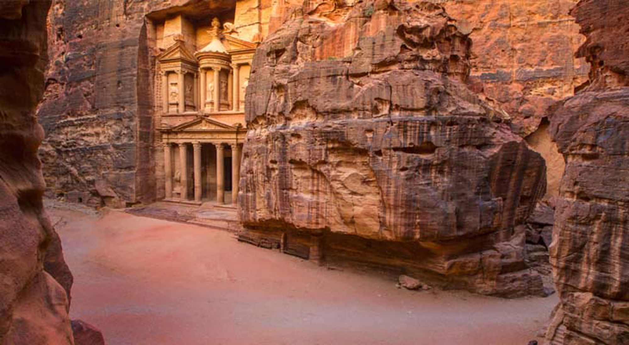 Het Romeinse amfitheater van Jerash, Jordanië, met stenen zitplaatsen en bogen.