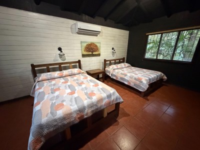 Tweepersoonskamer met twee bedden in Cañon de la Vieja Lodge in Costa Rica.