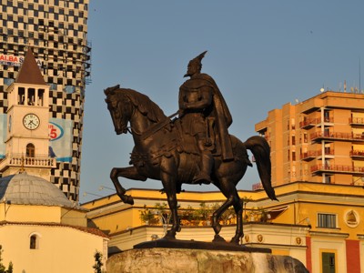Standbeeld van Skanderbeg te paard op het Skanderbegplein in Tirana, Albanië.