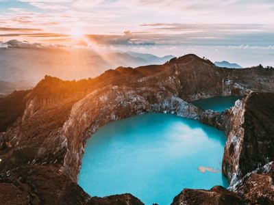 Zonsopkomst bij de Kelimutu-kratermeren op Flores, Route Kleine Sunda Eilanden.