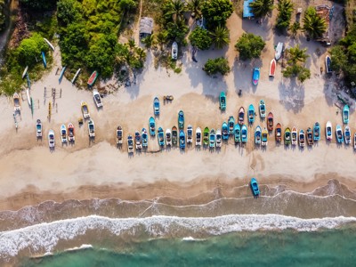 kleurrijke vissersboten op het strand langs de kust van Sri Lanka.