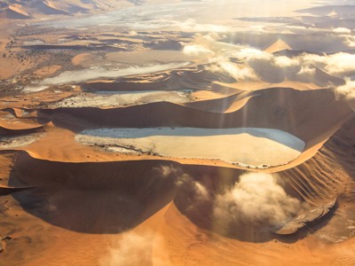 de zandduinen en kleipan van Sossusvlei in de Namibwoestijn, Namibië.