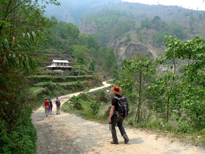 Wandelaars op een bergpad door groene heuvels in Nepal tijdens de Route Nepal.