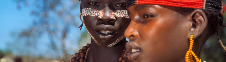 Portret van twee vrouwen met traditionele gezichtsversiering en kralensieraden in Ethiopië.