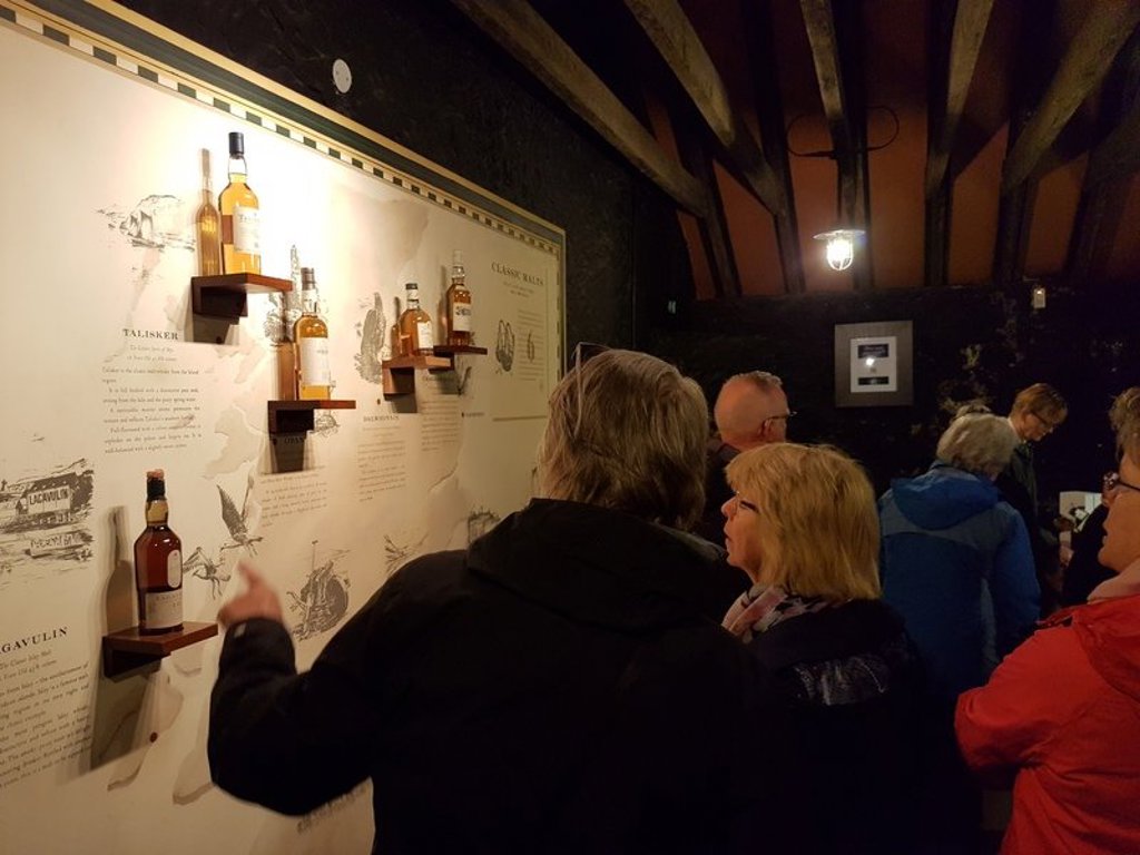 Koperen whiskyketel in een Schotse distilleerderij tijdens een groepsrondreis door Schotland.
