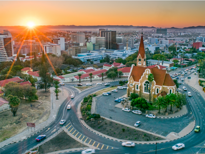 Zonsondergang boven Windhoek met de Christ Church en de skyline van de stad.
