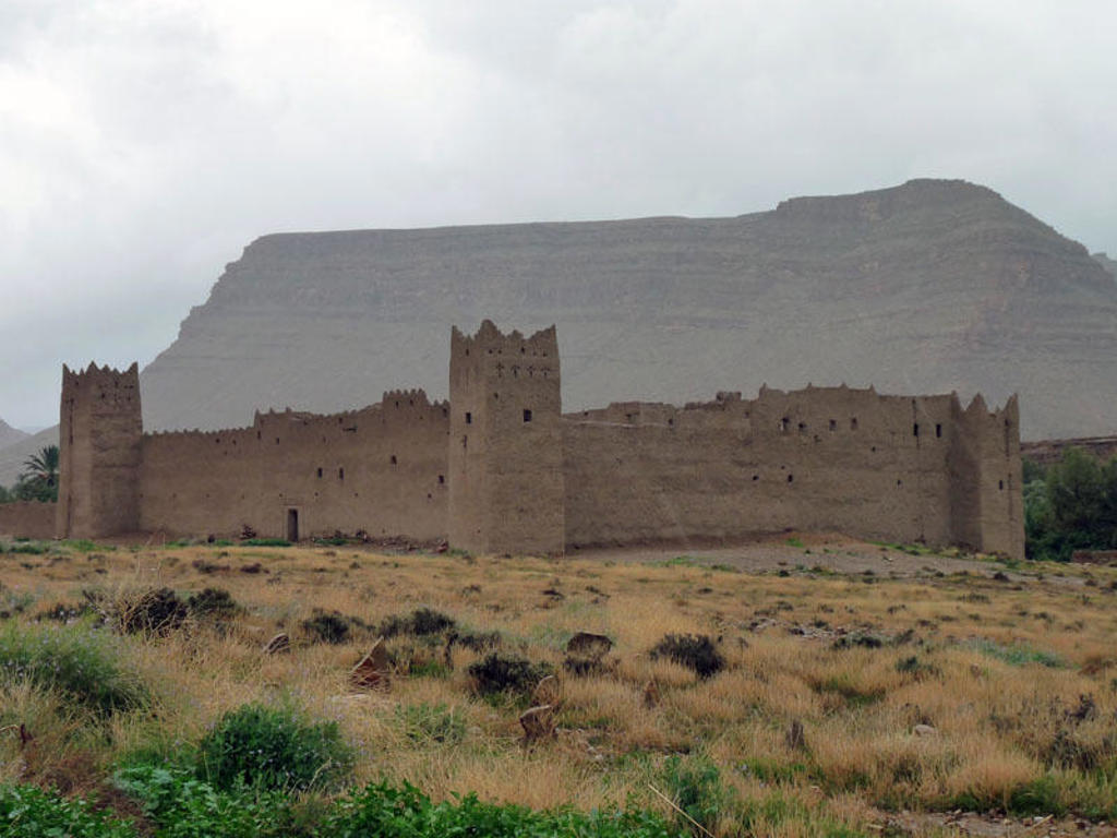 Lemen kasbah in Marokko met bergen op de achtergrond.