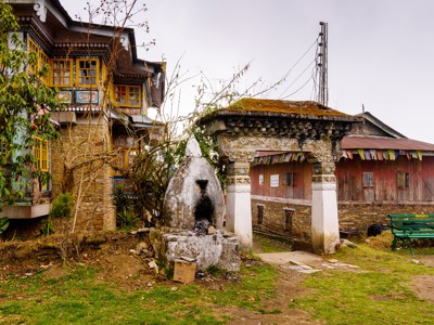 Traditionele poort en huizen in een dorp in Sikkim langs de route Sikkim en Bhutan.