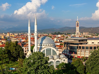 Panorama van Shkodër met de Ebu Bekr-moskee en de klokkentoren, startpunt van de Route Balkan.