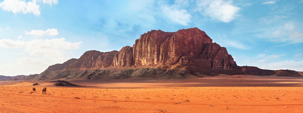 Rotsformaties en zandvlaktes in de Wadi Rum-woestijn in Jordanië tijdens een 22-35ers reis.