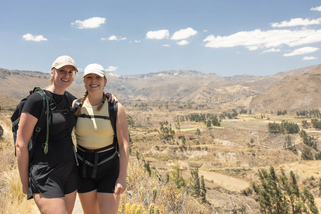 Twee wandelaars op een uitkijkpunt in de Andes tijdens een 22-35ers groepsrondreis Peru.