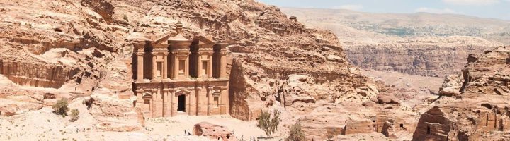 Uitzicht op Wadi Musa in Jordanië, met rotsachtige heuvels en de stad in de vallei.