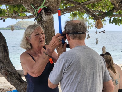 Reizigers zetten snorkelmasker op bij het strand op de Kleine Sunda Eilanden.