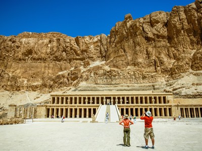 Tempel van Hatsjepsoet bij Luxor, Egypte, tegen steile rotswanden.