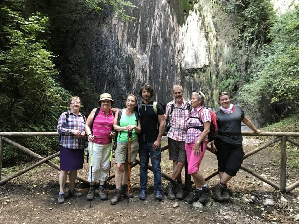Wandelaars op een bergpad met uitzicht op de Amalfikust in Italië.