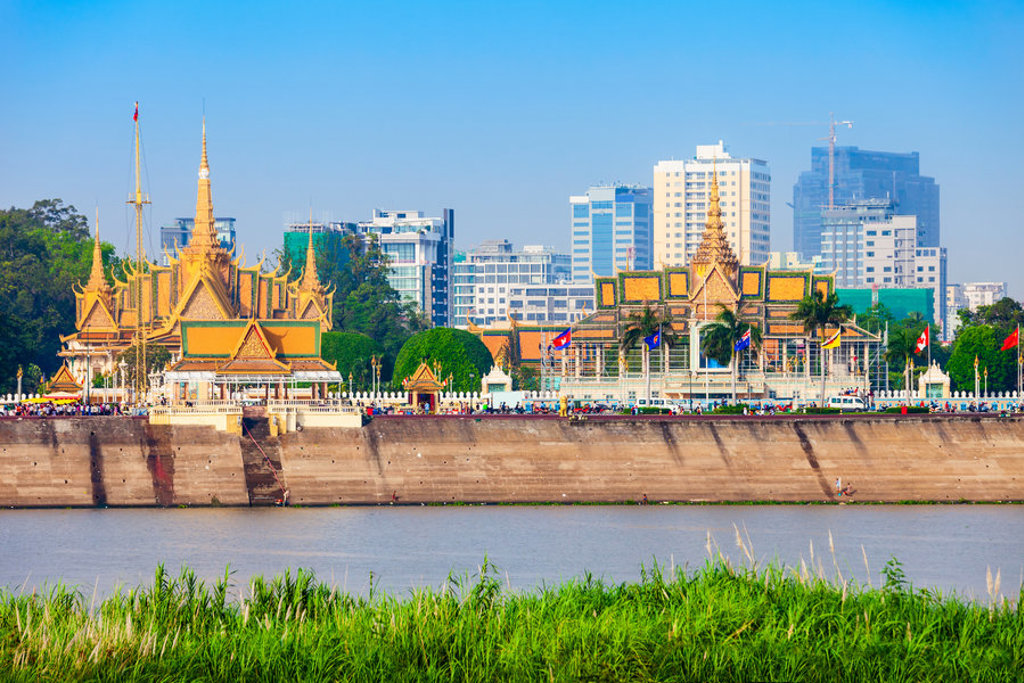 Koninklijk Paleis in Phnom Penh aan de rivier, tijdens familiereis Thailand, Laos en Cambodja.