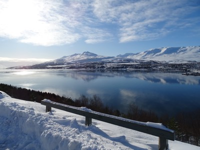 Uitzicht op een fjord met besneeuwde bergen in Noord-IJsland.