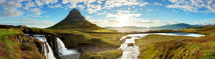 Waterval en berglandschap bij Kirkjufell op IJsland, ideaal voor rondreizen en wandelvakanties.
