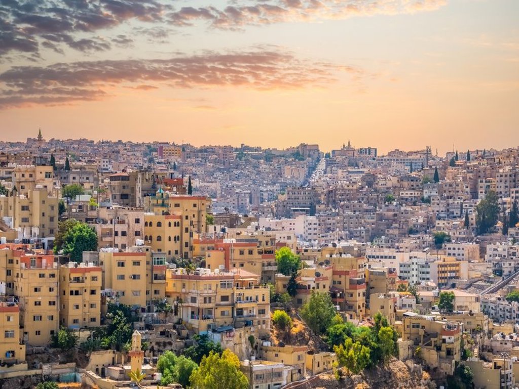 Groepsrondreis 22-35ers in Jordanië met uitzicht over een woestijnlandschap.
