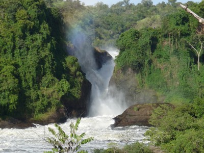 Waterval in een groene kloof langs de Nijl in Oeganda.