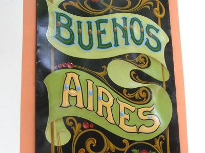 Decoratief bord met de tekst “Buenos Aires” in sierlijke letters.