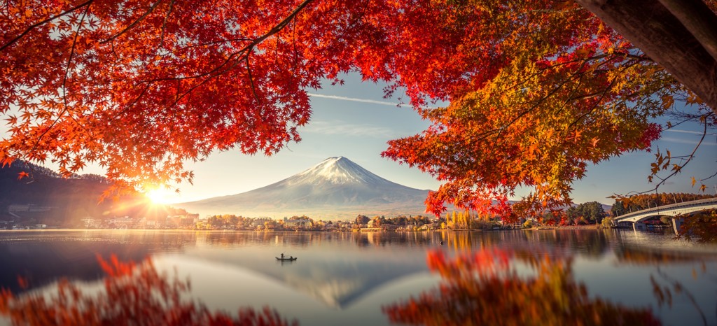 Herfstkleuren bij Mount Fuji aan een meer tijdens zonsopkomst, Japan.