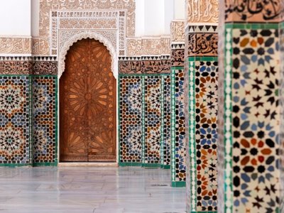 Fietser rijdt langs een kasbah in Marokko tijdens een 14-daagse fietsreis.