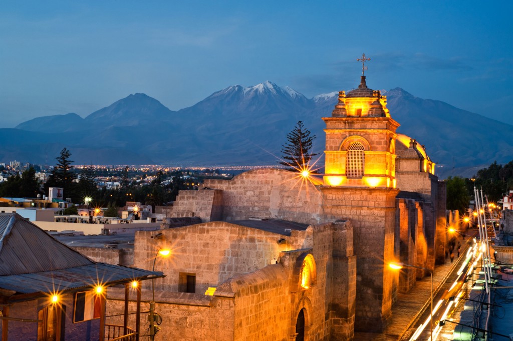 Verlichte kathedraal in Arequipa met de Andes op de achtergrond tijdens de avond, Peru.