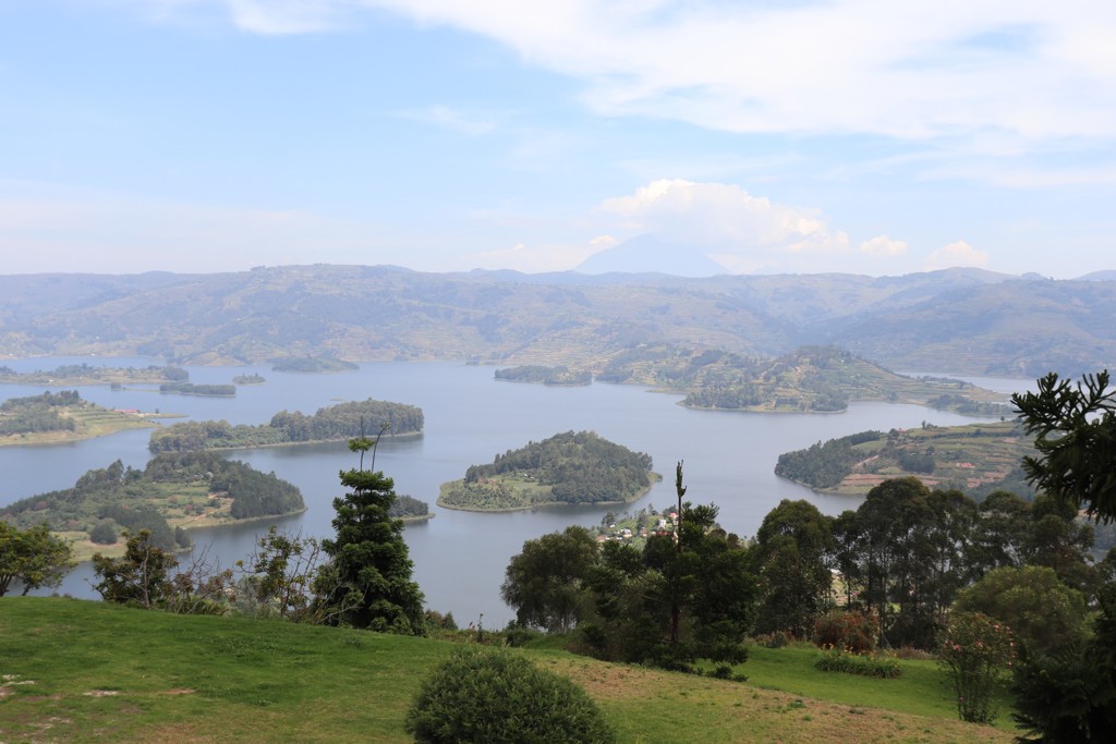 Uitzicht over Lake Bunyonyi met groene heuvels en eilandjes tijdens een groepsrondreis in Oeganda.