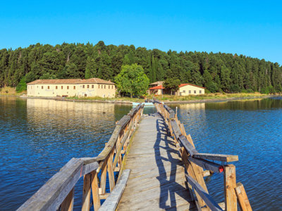 Houten loopbrug over het water naar het klooster van Zvërnec bij de lagune van Narta in Albanië.