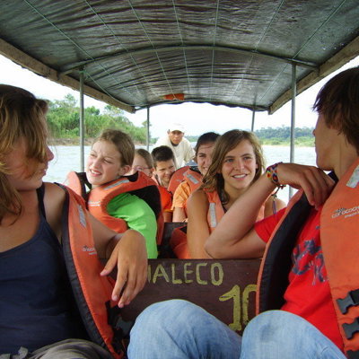 Gezin met kinderen in reddingsvesten op een boottocht tijdens familiereis Ecuador en Galapagos.