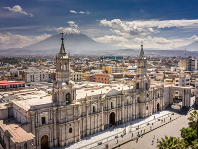 Kathedraal van Arequipa op Plaza de Armas, met de vulkaan El Misti op de achtergrond in Peru.
