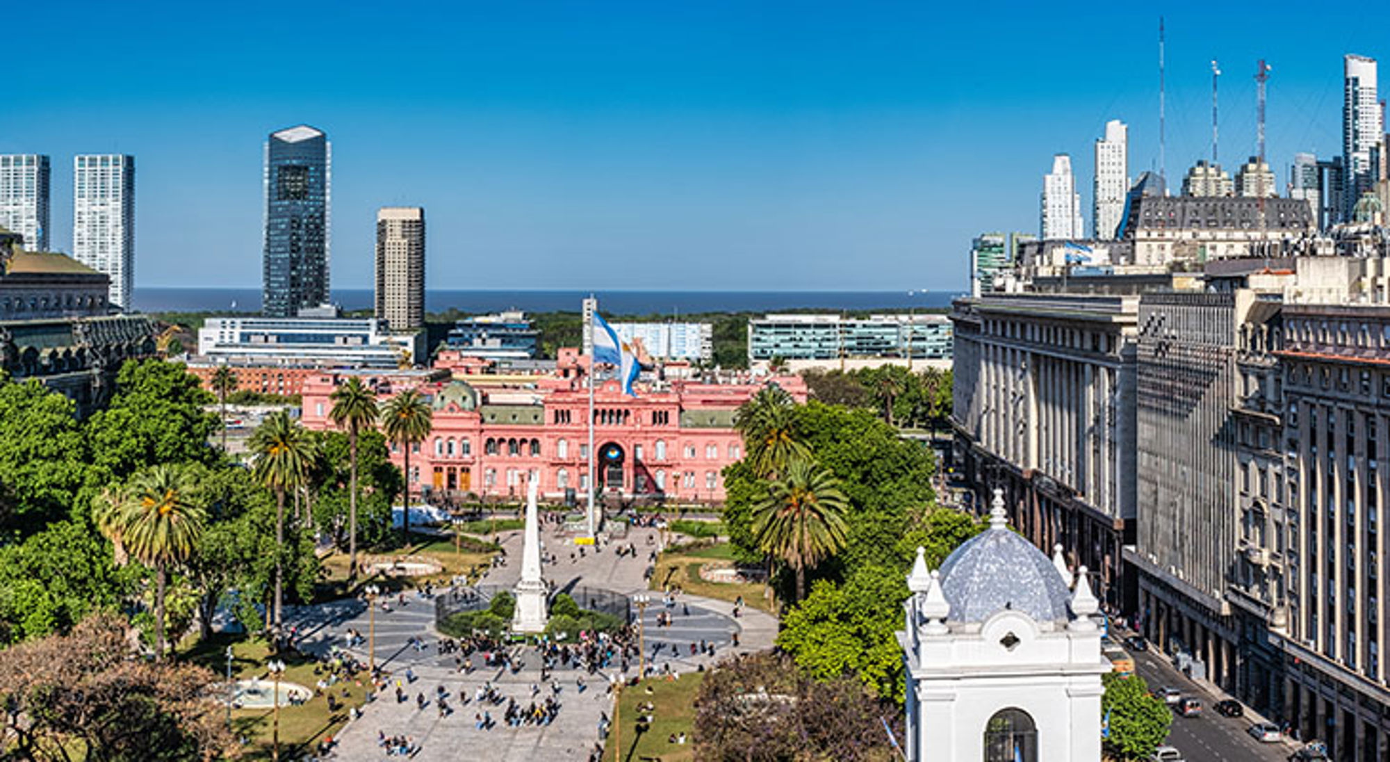Plaza de Mayo met Casa Rosada en Argentijnse vlag in Buenos Aires.