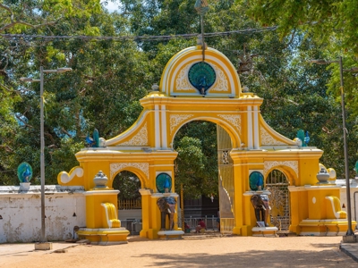 Gele toegangspoort met pauwen en olifanten bij een tempelcomplex tijdens de 15-daagse fietsreis Sri Lanka.