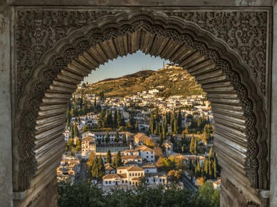 Uitzicht op de wijk Albaicín in Granada door een Moorse boog, route Andalusië.