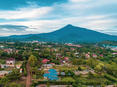 Uitzicht op Arusha met de berg Meru op de achtergrond tijdens de groepsrondreis Kenia en Tanzania.