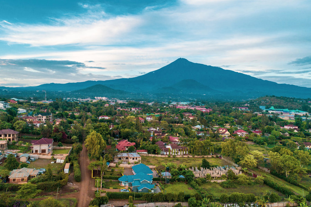 Uitzicht op Arusha met de berg Meru op de achtergrond tijdens de groepsrondreis Kenia en Tanzania.
