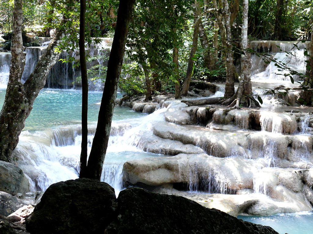 Watervallen met turquoise poelen in het regenwoud tijdens een groepsrondreis Thailand.