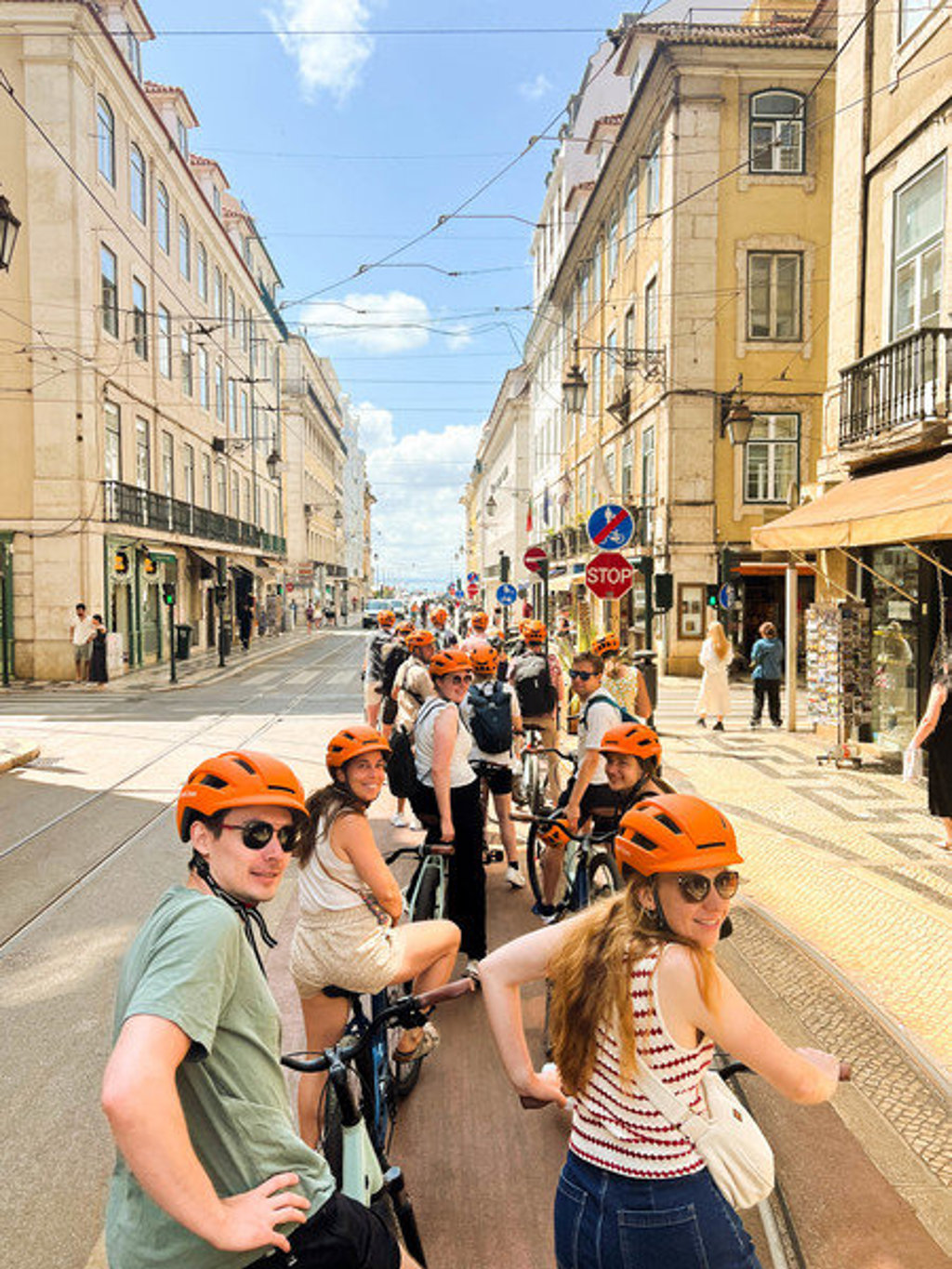Groep 22-35ers op fietstour door het centrum van Lissabon tijdens de reis Madeira & Portugal.