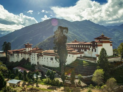 Tashichho Dzong in Thimphu, Bhutan, met bergen op de achtergrond.