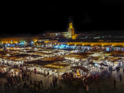 Verlichte avondmarkt op het Djemaa el Fna-plein in Marrakech tijdens de Route Marokko Familiereis.