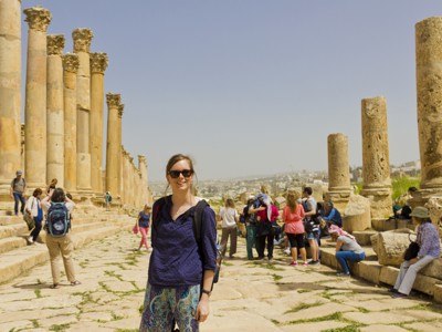 Reizigers tussen de Romeinse zuilen van Jerash tijdens de Route Jordanië.