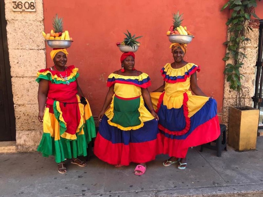Colombiaanse koffiebonen drogen op een patio tijdens een groepsrondreis door Colombia.