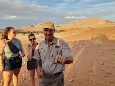 Gids met reizigers tijdens woestijnwandeling bij Sossusvlei in Namibië, route Victoria Falls - Kaapstad.
