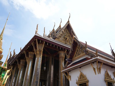 Gouden tempelgebouw in Bangkok met rijk versierde zuilen en dakranden bij het Grand Palace.