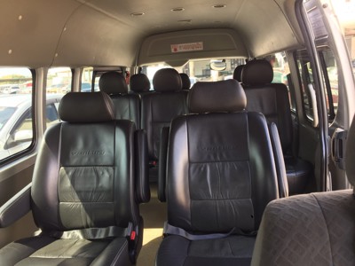 Interieur van een minivan in Thailand met meerdere zitplaatsen.